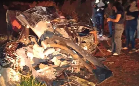 El auto en el que iba Eusebio Franco qued� destrozado tras chocar contra dos camiones en la ruta PY03-