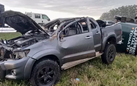 Se trata de una camioneta de la marca Toyota modelo Hilux color gris.