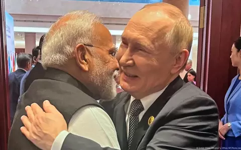 Putin y Modi se abrazan en la cumbre de la OCS en Tianjin.