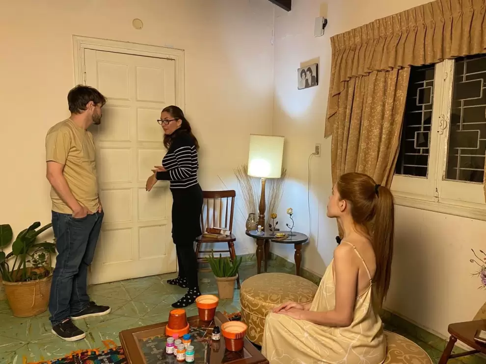 Erik Gehre, Andy Romero (directora) y Claudia Zárate en el set del cortometraje. Cortesía