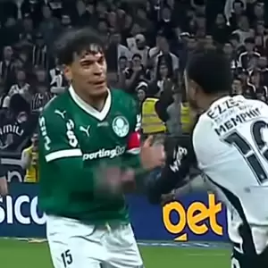 Gustavo Gómez se agarró con Memphis Depay