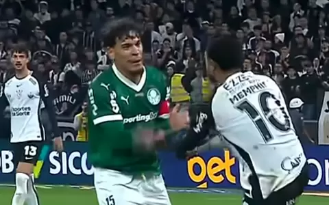 Gustavo G�mez se agarr� con Memphis Depay