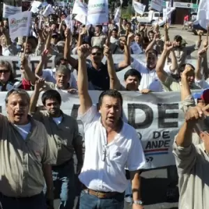 Postergan debate sobre fusión de ministerios por pedido de sindicatos