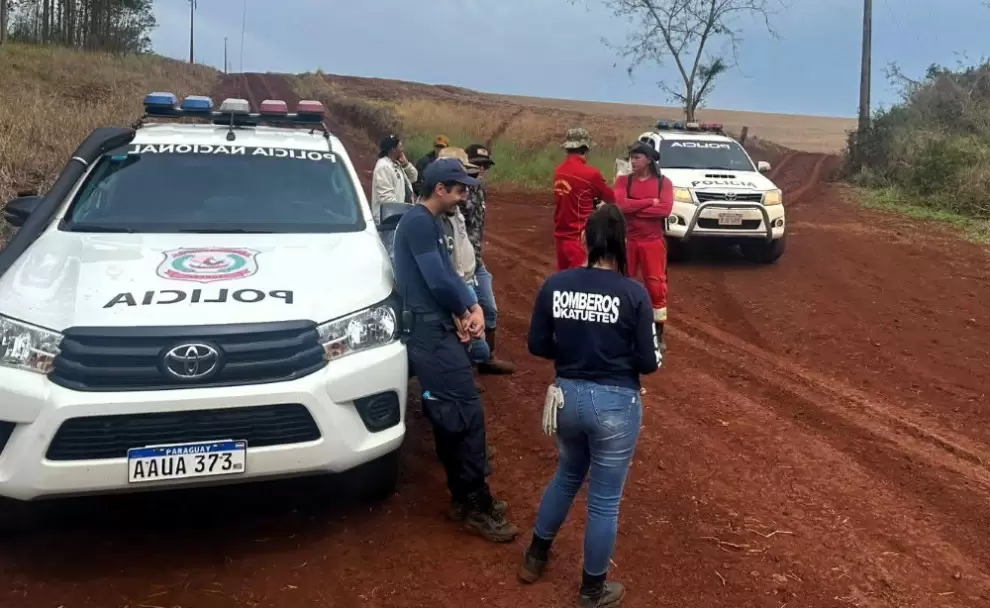 Policías y bomberos intervinieron en la escena del crimen. Foto: RR. SS.