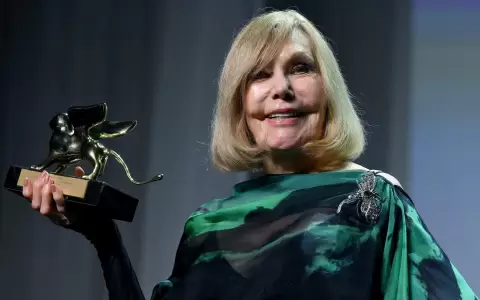 Kim Novak recibe el Le�n de Oro a la Trayectoria en la 82� edici�n del Festival de Cine de Venecia.