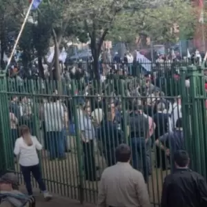 Trabajadores de la ANDE marchan en contra de la fusión con el MIC