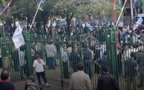 Manifestaci�n frenta a la sede de la Ande.