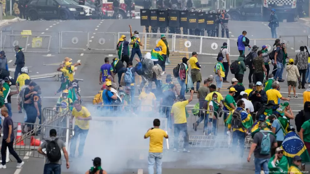 Seguidores de Bolsonaro ingresan por asalto al Palácio do Planalto, sede del Gobierno de Brasil, en Brasilia, el 8 de enero de 2023. Foto: EraldoPeres
