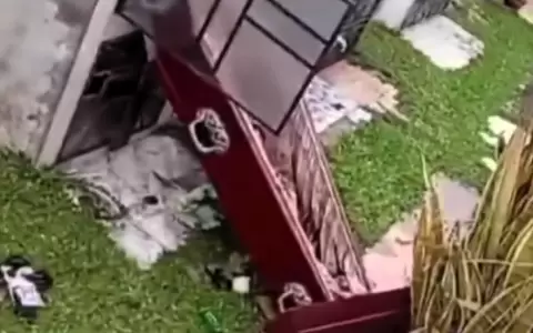 La tumba profanada en un cementerio de San Lorenzo.