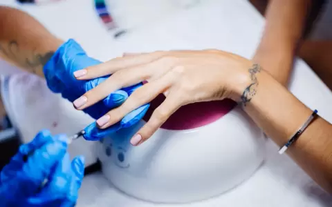 Una mujer realiz�ndose la manicura.