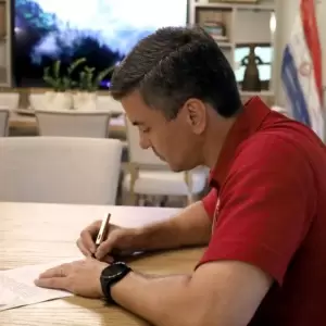 Pe�a evade explicar esc�ndalo de sobres de dinero
