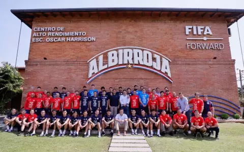 Santiago Pe�a tras el almuerzo que tuvo con los integrantes de la Selecci�n Paraguaya de F�tbol.