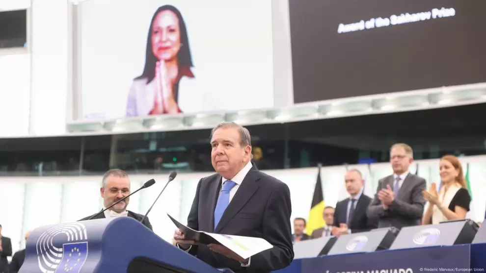 Edmundo González Urrutia recibe el Premio Sájarov para la Libertad de Conciencia para María Corina Machado, otorgado por el Parlamento Europeo.