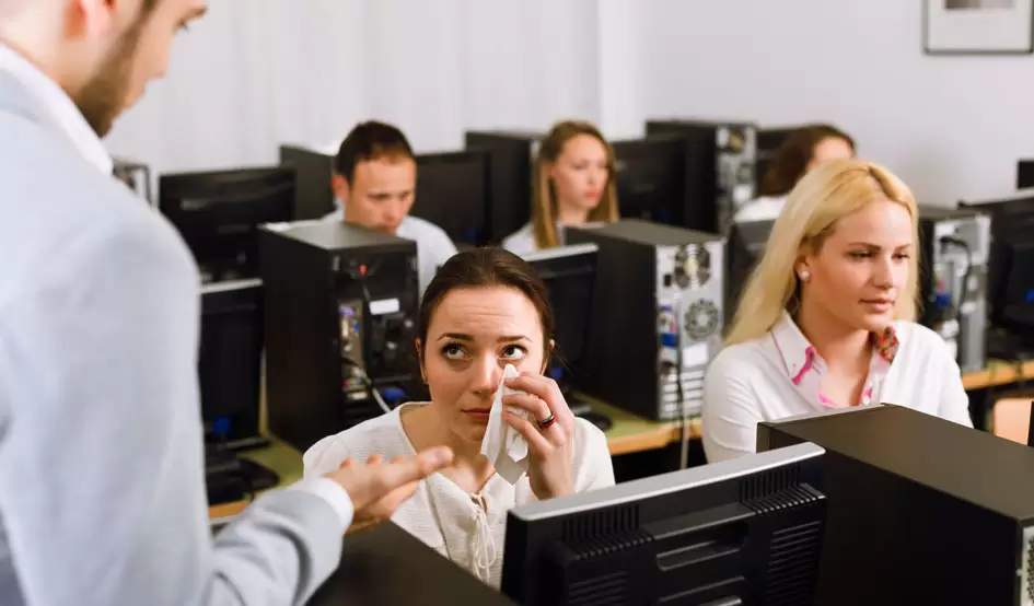 Persona llorando en su lugar de trabajo. Foto: https://proexpansion.com