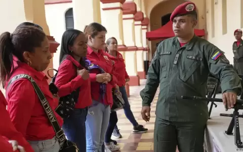 Personas acuden al llamado de movilizaci�n del Gobierno de Maduro tras el despliegue de EE.UU. frente a costas venezolanas.