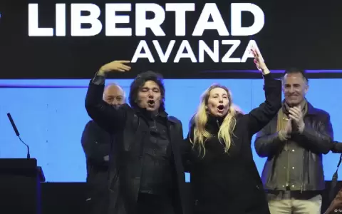 El presidente Javier Milei y su hermana, Karina Milei, saludan a sus seguidores durante un mitin electoral previo a las elecciones legislativas.