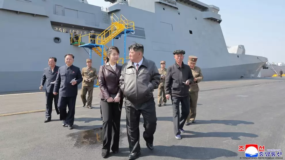 Kim Ju-ae ha acompañado a su padre, incluso en ceremonias de corte militar en Corea del Norte.
Imagen: YONHAPNEWS AGENCY/picture alliance/DW