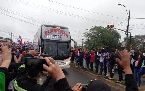 La ciudadan�a mostr� su cari�o a la Selecci�n camino al estadio.