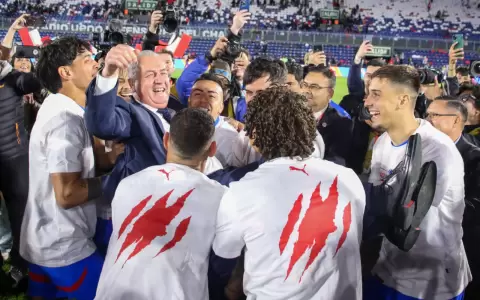 Jugadores de la Albirroja festejando junto a Gustavo Alfaro la clasificaci�n de la Albirroja al Mundial 2026.