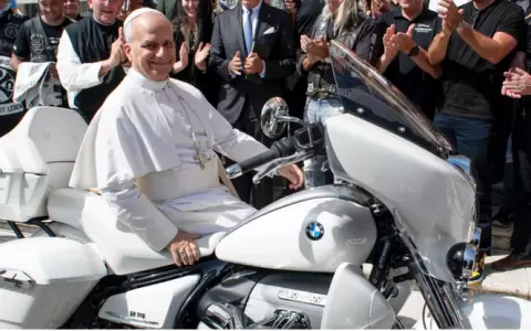 Papa Le�n XIV bendijo moto de los 'Jesus Bikers' que ser� subastada para ayudar a la beneficencia.