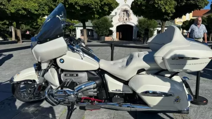 Papa Le�n XIV firm� motocicleta del club cristiano 'Jesus Bikers'. Foto: Rudolf Gehrig/EWTN New