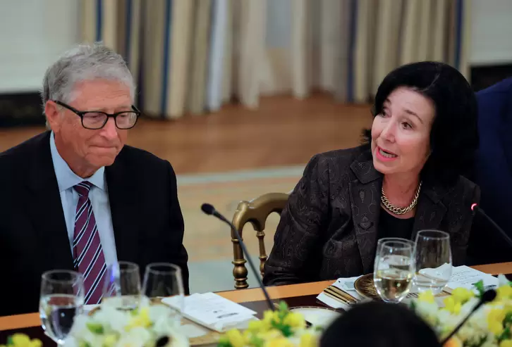 Bill Gates y Safra Catz (Oracle). Foto: Reuters / Infobae.