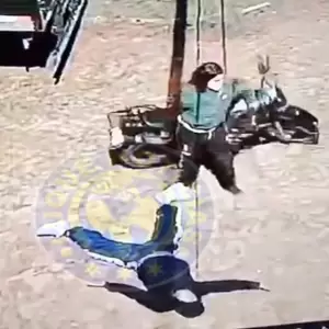 Video: Mujer agrede brutalmente a su expareja en plena calle