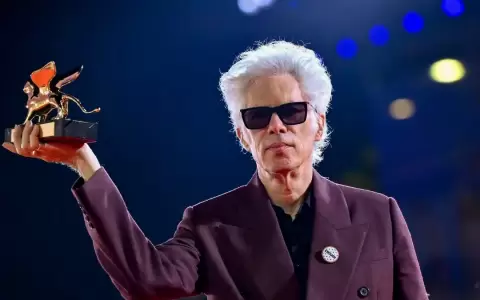 Jim Jarmusch, con el Le�n de Oro en la mano, galardonado por su tr�ptico "Father Mother Sister Brother".