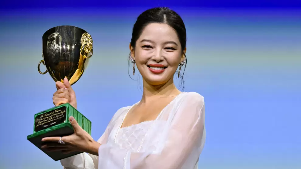 La actriz china Xin Zhilei, galardonada con la Copa Volpi a la Mejor Actriz por The Sun Rises on Us All. (Foto: www.cgtn.com)