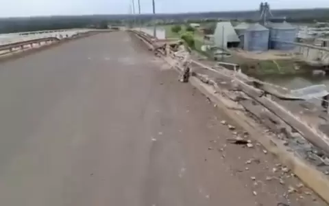 La valla del puente qued� con rastros del impacto de un veh�culo.