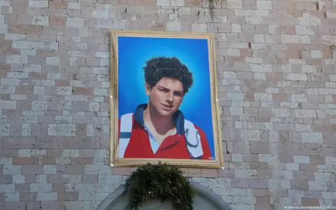regrinos acudieron tambi�n hoy a la tumba de Carlo Acutis para celebrar su canonizaci�n.