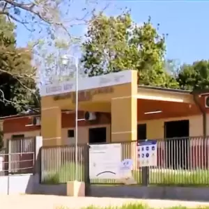 Denuncian que nueva Unidad de Salud Familiar permanece cerrada y rodeada de basura
