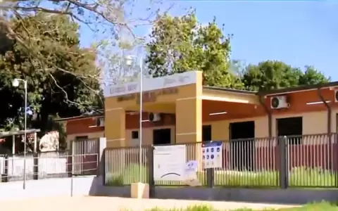 La USF del barrio Amanecer 3 de Aregu� sospechosamente todav�a no se inaugur�, un a�o despu�s de su construcci�n.