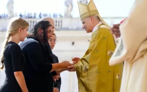 Antonia Salzano madre de Carlo Acutis junto al papa Le�n XIV.