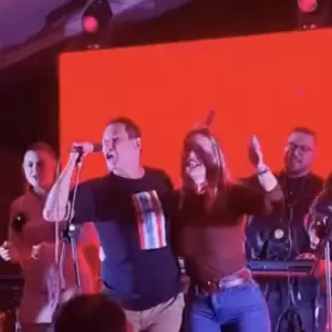 Fiscal y jefa comunal fueron grabados bailando y cantando la polca colorada