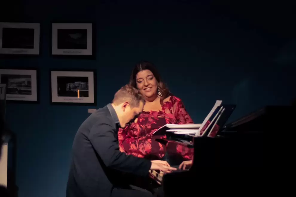 La cantautora Yenia y el pianista Rodrigo Quintás.