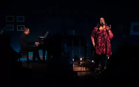 La cantautora Yenia y el pianista Rodrigo Quint�s.
