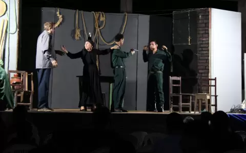 Puesta en escena de "Joayhu ha Traici�n Guerra aja".