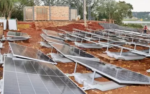 Planta Solar Flotante en construcci�n.