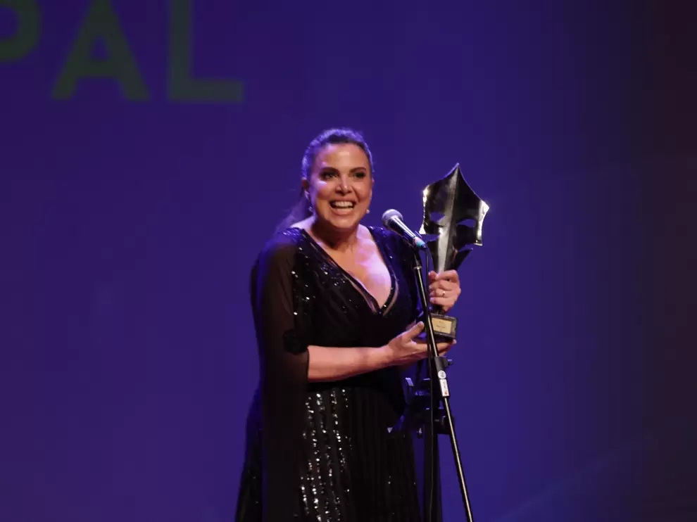 Claudia Scavone recibe el premio a Mejor Actriz Principal en representación de Regina Bachero, ganadora por la obra "Radojka". (foto: Rodrigo Ocampos)