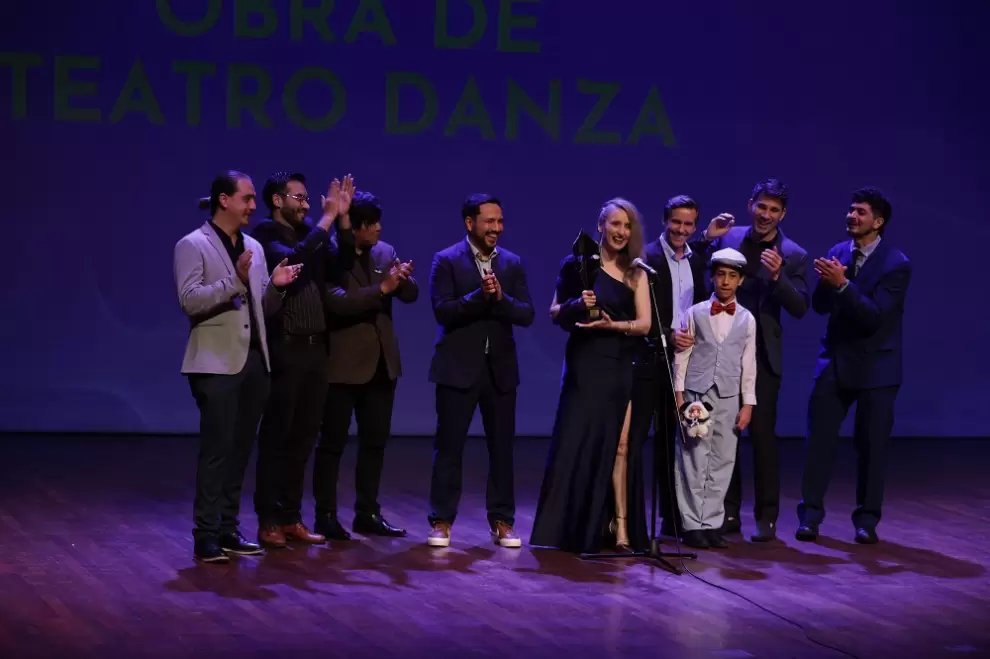 Natalia Tilibetti y parte del elenco de "Herido", ganadores del premio a Mejor Danza Teatro. (foto: Rodrigo Ocampos)
