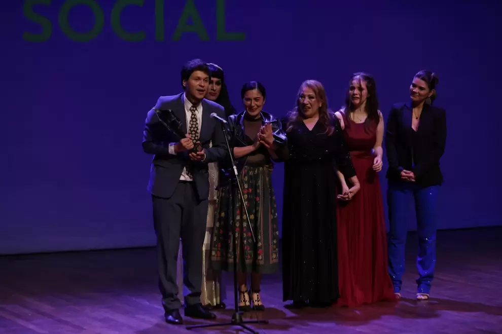 Rodrigo Pastore Samaniego y el elenco de "Con Olor a Lluvia", ganadores del premio a Mejor Obra de Teatro Social. (foto: Rodrigo Ocampos)