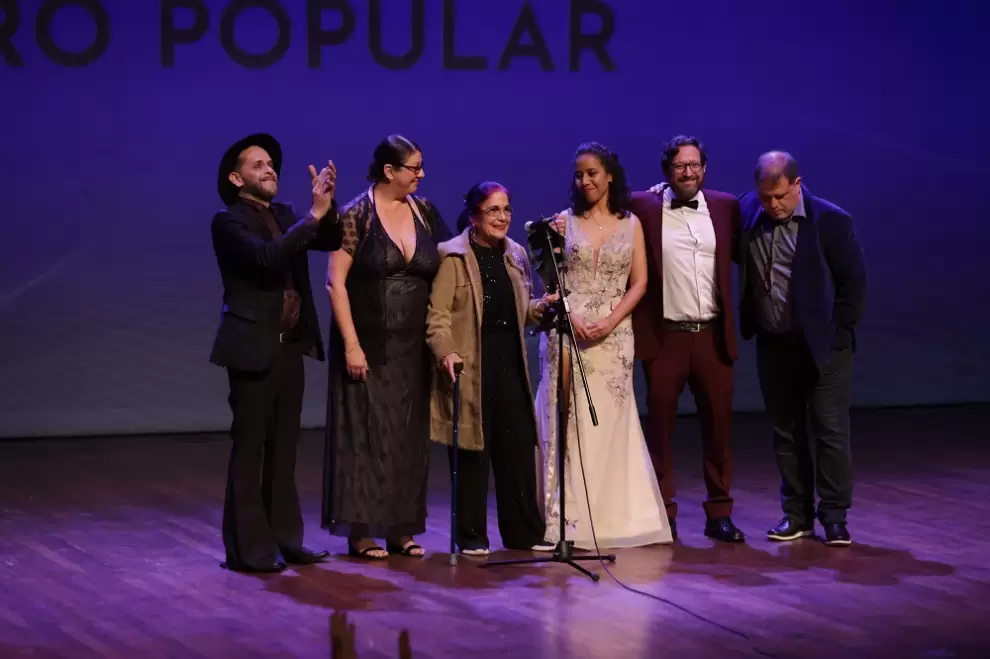 Delfina Acosta, escritora y directora de "A Donde el Viento Me Lleve", recibe el premio a Mejor Obra de Teatro Popular junto al(foto: Rodrigo Ocampos)