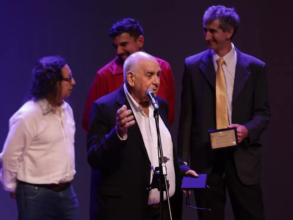 Homenaje a los técnicos teatrales. Ñeco Rabito durante el reconocimiento a su labor. (foto: Rodrigo Ocampos)