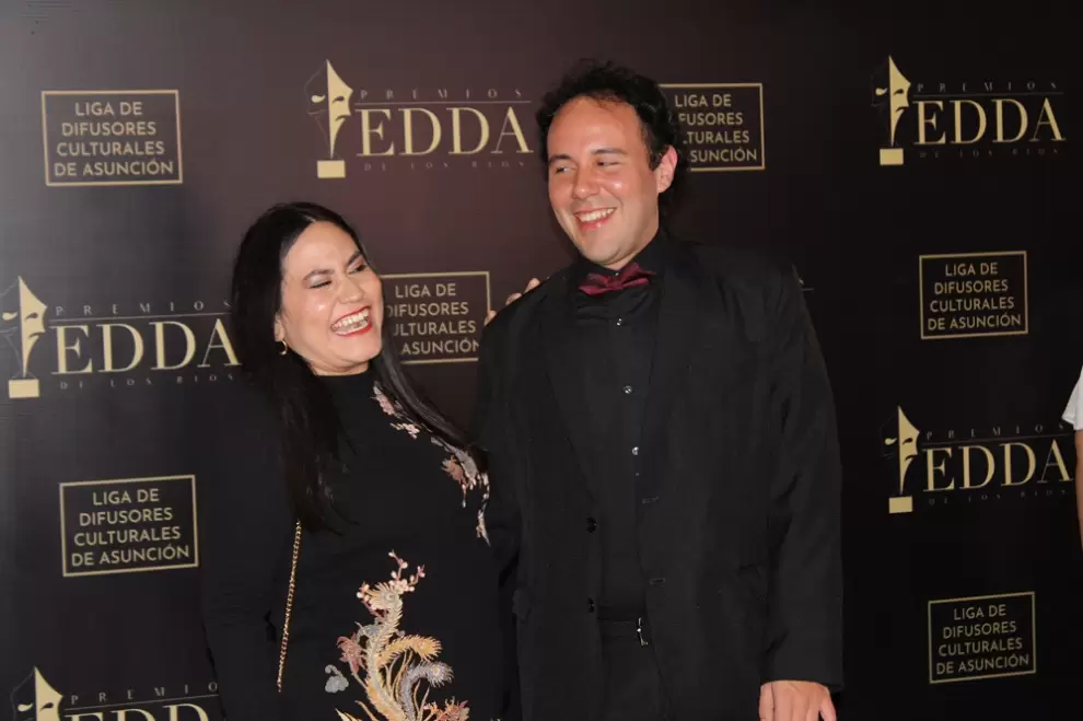 Cecilia Torres junto a Hugo Núñez, ganador del Premio Revelación. (foto: Gisela Rivas)