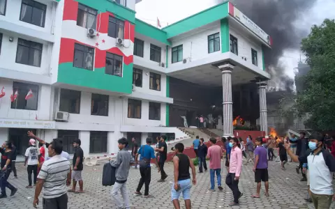 Manifestantes vandalizan la oficina central del Partido del Congreso de Nepal durante las protestas..