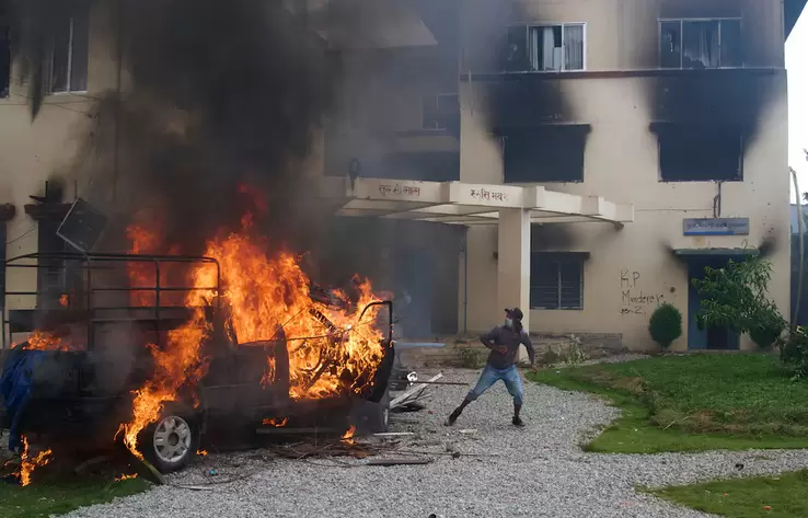 Manifestantes vandalizan e incendian la oficina del Partido Comunista de Nepal. Foto: AP Photo/Niranjan Shrestha / Infobae.