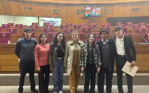 Julio Ort�z, �ltimo a la derecha, valiente alumno que enfrent� a legisladores.