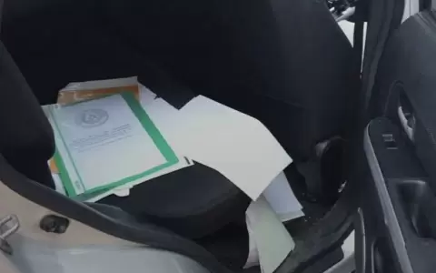 Los asaltantes rompieron la ventanilla trasera y lograron abrir el veh�culo.