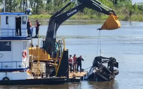 Recuperan cabina del cami�n ca�do al r�o Paraguay con el cuerpo del chofer adentro